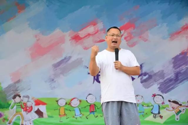 廣東博皓公司總經理、鷹之家班主任尹總，為我們本次運動會致開幕詞