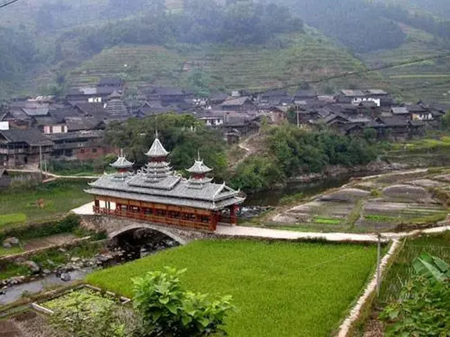 來到古樸的岜扒，這里自然生態(tài)完好，吊腳樓、鼓樓、花橋掩映于叢林